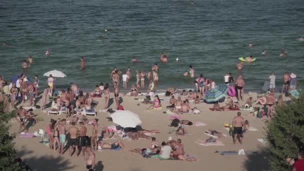 C. Summer rest on the city cave beach of the Black Sea many people during the coronavirus epidemic covid19 on a warm sunny summer day. The theme of rest by the sea. — Stock Video