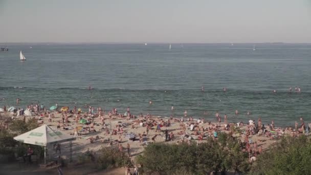 Ukraine, Odessa, 11 august 2020. Summer rest on city cave beach of the Black Sea many people during the coronavirus epidemic covid19 on warm sunny summer day. The theme of rest by the sea. — Stock Video