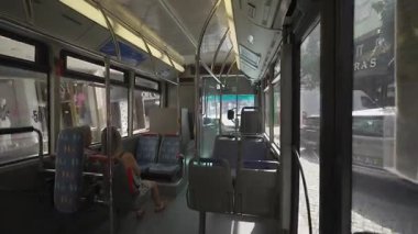 Porto, Portekiz 'in merkezinde yaz gezisi, modern şehir otobüsünün içinden çekildi. Güneşli manzaralar, şehir yansımaları ve günlük seyahat. Yolculuk sırasında Oporto 'da içeriden toplu taşıma teması 