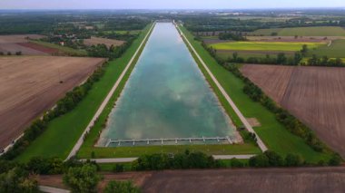 Münih Olimpiyat Yarış Merkezi 'nin hava manzarası, Almanya. Dachauer Moos 'da tarihi kürek ve kano sprint sahası, manzaralı Bavyera gölü, düz su sahası, tribün ve olimpiyat mirası.