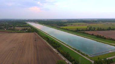 Münih Olimpiyat Yarış Merkezi 'nin hava manzarası, Almanya. Dachauer Moos 'da tarihi kürek ve kano sprint sahası, manzaralı Bavyera gölü, düz su sahası, tribün ve olimpiyat mirası.