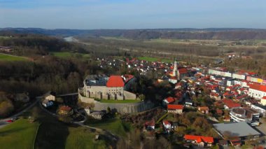 Oberbayern 'de Tittmoning, Deutschland von Oben. Hoehenburg, Kirchen ve Altstadt nahe der oesterreichischen Grenze. Tarihsel Bauten ve Gruene Landschaft im Fruehling. 