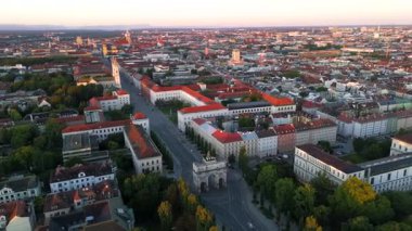 Muenchen bei Sonnenaufgang, Siegestor Triumphbogen auf der Ludwigstrasse, Muenchen, Deutschland, Bavyera Figur, historische Architektur, Sommermorgen, perfekte Drohnaufnaufnahme fuer Landmark-Videos.