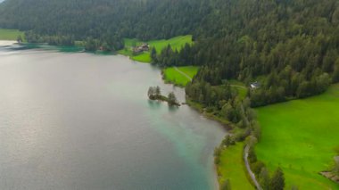 Hintersteiner, Avusturya 'da Kufstein kasabası yakınlarındaki dağ gölüne bakınız. Yazın gün batımında bulutlu havada hava manzarası. Hintersteiner. Oesterreich 'te Nahe der Stadt Kufstein Luftaufnahme' de bakın.. 