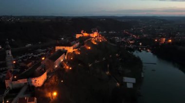 Aydınlatılmış Burg zu Burghausen 'in insansız hava aracı görüntüleri Woehrsee' den gece görüldü. Ortaçağ kalesi Güney Almanya 'da Oberbayerischen Landkreis Altoetting' de bir sırta uzanıyor.. 