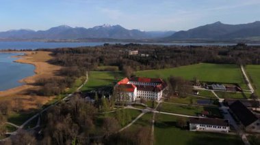 Herreninsel Adası, Chiemsee, Bavyera, Almanya 'daki eski Augustinian manastırının hava manzarası. Tarihsel Herrenchiemsee Manastırı, bir zamanlar Benedikt Manastırı, yukarıdan görüldü. Kloster Herrenchiemsee. 