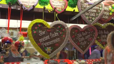 Münih, Almanya. Akşamları Oktoberfest bira festivalinde aydınlatma ve aydınlatma ile hediyelik eşya ve şeker satmak. Deutschland 'daki Ekim Festivali' nde zencefilli çörek ticareti. 