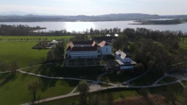 Herreninsel Adası, Chiemsee, Bavyera, Almanya 'daki eski Augustinian manastırının hava manzarası. Tarihsel Herrenchiemsee Manastırı, bir zamanlar Benedikt Manastırı, yukarıdan görüldü. Kloster Herrenchiemsee.