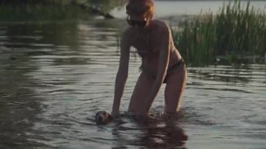 Yaşlı köpekle birlikte suda yüzen olgun bir kadın. Yaşlı dişiler yazı köpeğiyle nehirde geçirirler. Köpekle gölde tatil günü. Nehirdeki kıdemli sahibi ve dachshund. Aktif dinlenme evcil hayvan ile gölet.