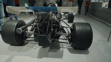 20 Nisan 2022. Münih, Almanya. Münih 'teki BMW Müzesi' nde tarihi bir BMW Formula 2 arabası sergilenmekte, altın çağdan kalma yarış mirası, mühendislik hassasiyeti ve motor sporu tasarımı sergilenmektedir..