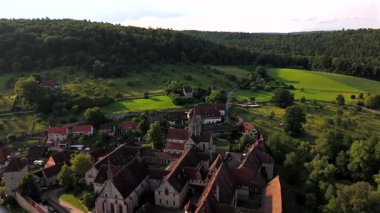 Luftbild Kloster Bebenhausen mit Schloss im Hintergrund mittelalterliche Klosteranlage in traumhafter Lage im Naturpark Schoenbuch bei Tuebingen, Deutschland. Abbatia Bebenhusa, Bebenhusanum Coenobium