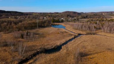 Starnberg ve Leutstetten, Bavyera arasındaki Yukarı Wurm Nehri 'nin havadan görüntüsü. Temiz su, sulak alanlar, yeşil çayırlar ve ormanlar. Sadece Starnberg Gölü 'nün akışı, ilkbaharda doğa rezervi boyunca akar.