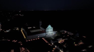 Almanya 'nın Münih yakınlarındaki tarihi Fuerstenfeld Manastırı Kampüs-Principis' in gece görüşü. Geç dönem barok kilise ve manastır binaları karanlık gökyüzüne karşı güzelce aydınlatılıyor..
