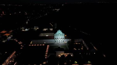 Fuerstenfeldbruck, Bayern 'deki Naechtliche Luftaufnahme des Klosters Fuerstenfeld. Barocke Klosterkirche St. Maria ist eindrucksvoll beleuchtet, aufgenommen bei Daemmerung aus der Vogelperspective.