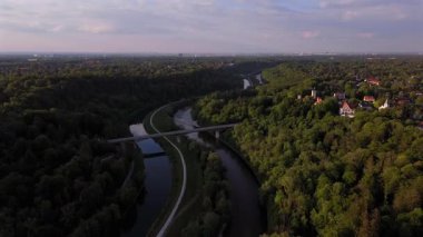 Die Burg Gruenwald thront auf einem Huegel uber der Isar und dem Kanal suedlich von Muenchen. Zu sehen ist die historische Bogenbruecke Gruenwalder Isarbruecke im sommerlichen Bayern, Almanya. 