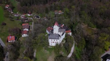 Schloss Elkofen 'in havadan görünüşü, Yukarı Bavyera, Grafing yakınlarındaki yeşil çayırlara kurulmuş tarihi Bavyera kalesi. Manzaralı ortaçağ simgesi, doğanın harmanlanması, miras, zamansız mimari. Burg Elkofen