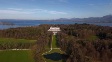 Herreninsel im Chiemsee, Deutschland 'deki Herrenchiemsee New Palace, Bavarias Versailles hava manzarası. Etrafı Chiemsee Gölü, kraliyet bahçeleri ve bahar manzaralarıyla çevrili. Turist yok, sezon dışı.. 