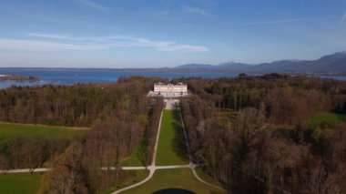 Neue Schloss Herrenchiemsee 'nin havadan görünüşü, Chiemsee' nin Bavyera belediyesindeki Herreninsel 'de bulunan tarihi anıt. Herrenchiemsee Palace Park 'ın insansız hava aracı çekimi, Bavyera Versailles, Almanya. 