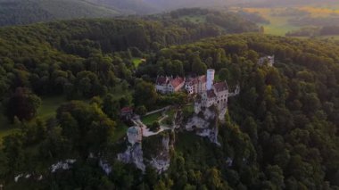 Schloss Lichtenstein, Sommerlicher Abendstimung 'da. Drohnenflug ueber dem 19. Jahrhundert-Schloss in der Gemeinde Lichtenstein, Albtrauf, Baden-Wuerttemberg. Luftaufnahme Maerchenschloss Wuerttemberg