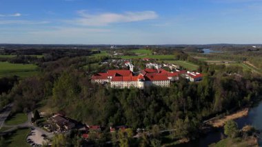 Luftbildaufnahme Kloster Attel bei Wasserburg mit Michaelskirche gehort zu den altesten Kultstatten des weiten Umkreises Wasserburg am Inn, Almanya, Bavyera. Barok mimarisi, bahar manzarası. 