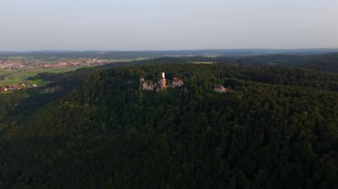 Drohnenflug bei altın saat. Schloss Lichtenstein hoch ueber dem Echaztal. Wahrzeichen in malerischer Naturkulisse im Landkreis Reutlingen in Baden-Wuerttemberg, Deutschland. 