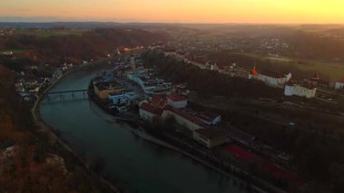 Luftaufnahme von Burghausen, Bayern, Deutschland mit langsten Burg der Welt auf Hugel, Salzach, Lindacher Brucke, Historischen Stadtplatz und malerischen Altstadt. Burghausen, Bavyera 'nın hava manzarası. 