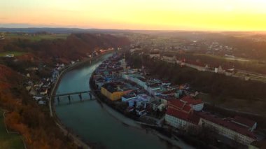 Burghausen, Bavyera, Almanya 'nın hava manzarasında günbatımında Salzach Nehri, Lindacher Köprüsü, Historischer Stadtplatz ve büyüleyici eski bir kasaba yer almaktadır. Manzaralı Avrupa mücevheri. 
