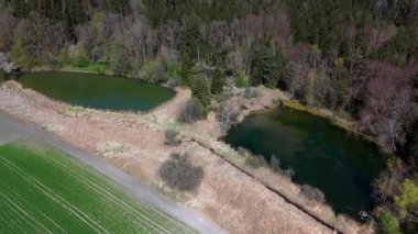 Luftaufnahme idyllisches Naturschutzgebiet bei Grafing b. Eine Kette klarer Weiher, hakem von Gruener Fruehlingsnatur, mükemmel kürk Gezgini ve Naturfreunde. Spiegelweiher. 