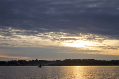 Volga Nehri nde günbatımı