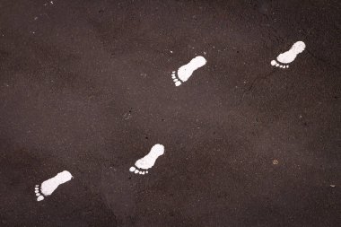 Asfalt üzerinde beyaz ayak parmak