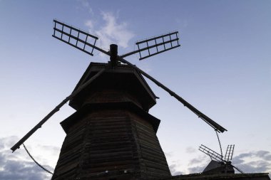 Rus köyde yel değirmeni