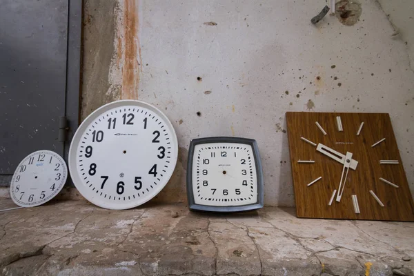 Quatro Relógios Vintage Quebrado — Fotografia de Stock