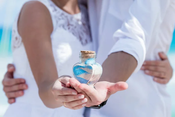 Sposa Sposo Versando Sabbie Colorate Diversi Colori Nel Vaso Cristallo — Foto Stock