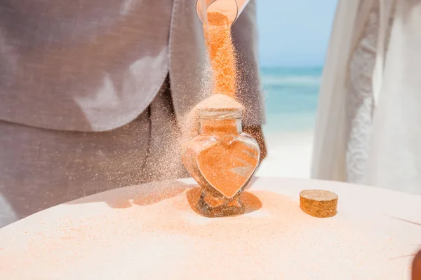 Noiva Noivo Derramando Diferentes Areias Coloridas Coloridas Vaso Cristal Perto — Fotografia de Stock