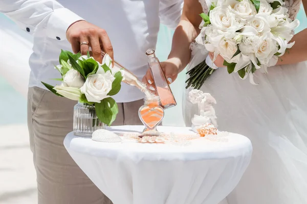 Sposa Sposo Versando Sabbie Colorate Diversi Colori Nel Vaso Cristallo — Foto Stock