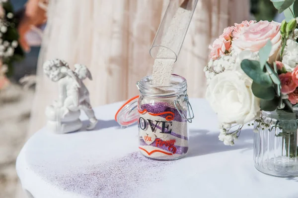 Bruid Bruidegom Gieten Kleurrijke Verschillende Gekleurde Zand Kristallen Vaas Close — Stockfoto