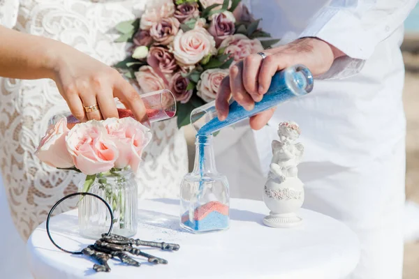 Bruid Bruidegom Gieten Kleurrijke Verschillende Gekleurde Zand Kristallen Vaas Close — Stockfoto