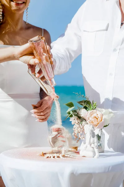Νύφη Και Γαμπρός Ρίχνει Πολύχρωμα Διαφορετικά Χρώματα Άμμου Στο Κρυστάλλινο — Φωτογραφία Αρχείου