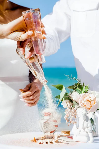 Νύφη Και Γαμπρός Ρίχνει Πολύχρωμα Διαφορετικά Χρώματα Άμμου Στο Κρυστάλλινο — Φωτογραφία Αρχείου
