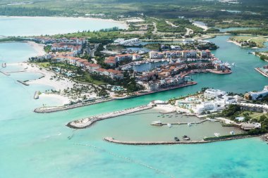 Punta Cana manzarası, Bavaro, Saona, Cap Cana tropikal okyanus denizi ve Dominik Cumhuriyeti 'ndeki turist ve teknelerle Karayip kıyılarındaki palmiye ağaçları üzerindeki plaj insansız hava aracı görüntüsü.  