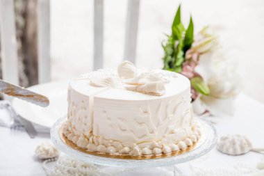 Gelin ve damat için hazırlanmış düğün pastası tropikal bir yer olan Karayip düğününde Dominik Cumhuriyeti 'nin kumlu kumsalında yapılacak düğün töreninde kesilecek. 