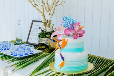 Gelin ve damat için hazırlanmış düğün pastası tropikal bir yer olan Karayip düğününde Dominik Cumhuriyeti 'nin kumlu kumsalında yapılacak düğün töreninde kesilecek. 