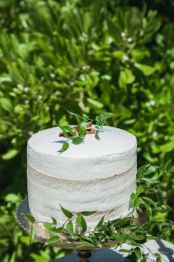 Gelin ve damat için hazırlanmış düğün pastası tropikal bir yer olan Karayip düğününde Dominik Cumhuriyeti 'nin kumlu kumsalında yapılacak düğün töreninde kesilecek. 