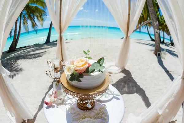 Wedding Cake Decorated Bride Groom Cut Tropical Destination Caribbean Wedding — Stock Photo, Image