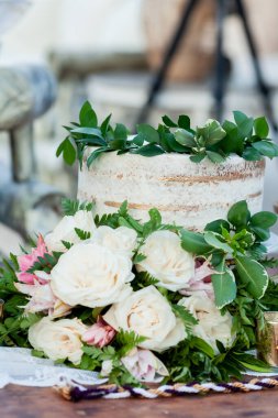 Gelin ve damat için hazırlanmış düğün pastası tropikal bir yer olan Karayip düğününde Dominik Cumhuriyeti 'nin kumlu kumsalında yapılacak düğün töreninde kesilecek. 