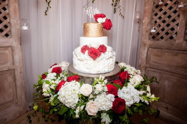 Gelin ve damat için hazırlanmış düğün pastası tropikal bir yer olan Karayip düğününde Dominik Cumhuriyeti 'nin kumlu kumsalında yapılacak düğün töreninde kesilecek. 