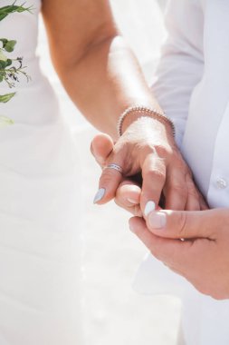 Dominik Cumhuriyeti 'nin kumlu kumsalında, Punta Cana' da nikah töreninde romantik çiftin el ele tutuşması. Aile, aşk, birlik kavramı.  