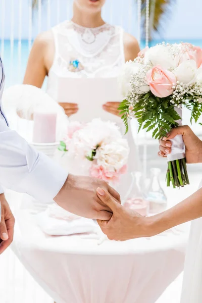 Newlyweds Wedding Romantic Couple Holding Hands Destination Wedding Marriage Matrimonial — Stock Photo, Image