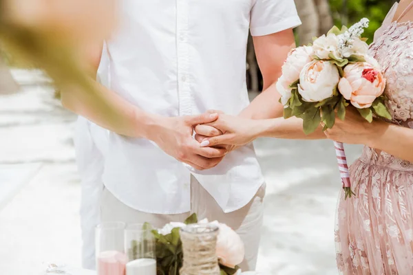 Nygifta Bröllopet Romantiska Par Som Håller Hand Destinationen Bröllop Giftermål — Stockfoto