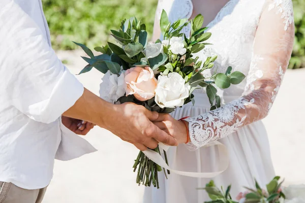 Recém Casados Casamento Casal Romântico Mãos Dadas Durante Casamento Destino — Fotografia de Stock